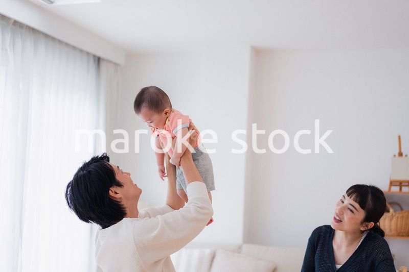 おうちで赤ちゃんのお世話をする夫婦