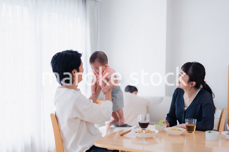 赤ちゃんに高い高いをするお父さん