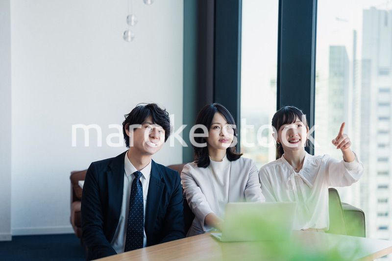 オフィスで働くビジネスパーソン