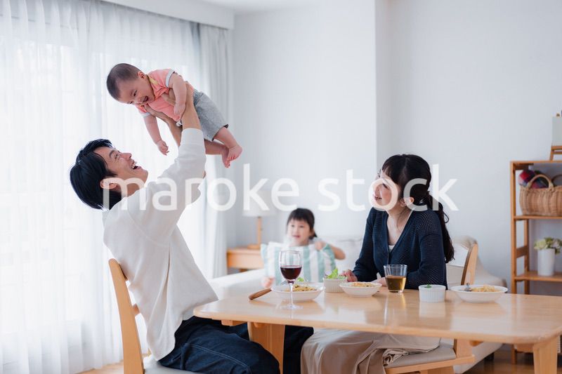 赤ちゃんに高い高いをするお父さん