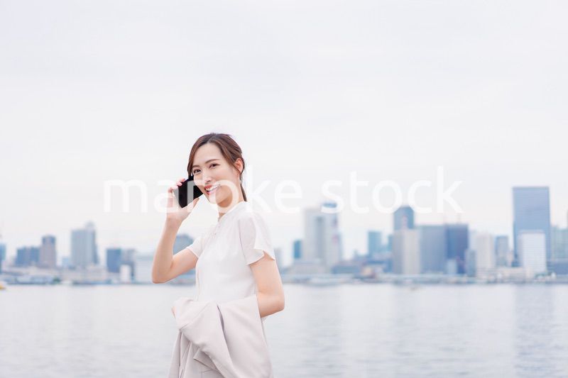 スマホで通話をするビジネスウーマン