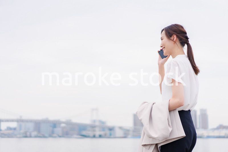 スマホで通話をするビジネスウーマン