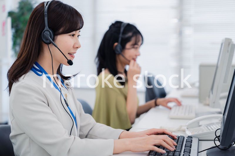 コールセンターでお客様対応をする女性