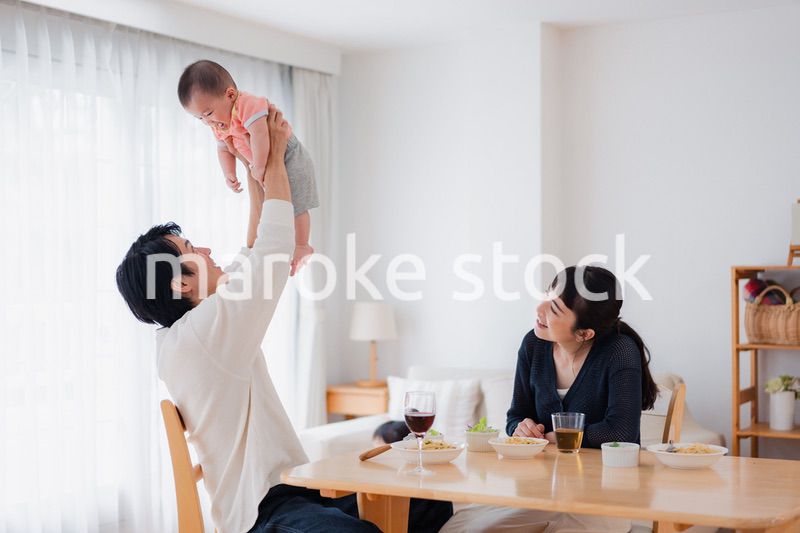 おうちで赤ちゃんのお世話をする夫婦