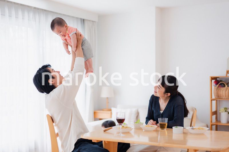 おうちで赤ちゃんのお世話をする夫婦