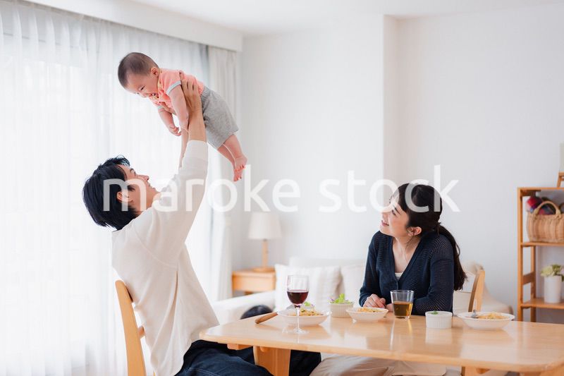 おうちで赤ちゃんのお世話をする夫婦