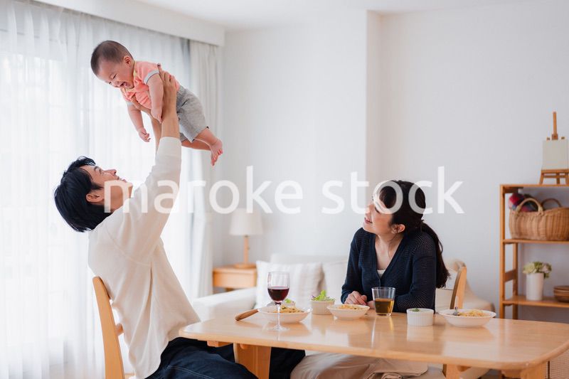 おうちで赤ちゃんのお世話をする夫婦