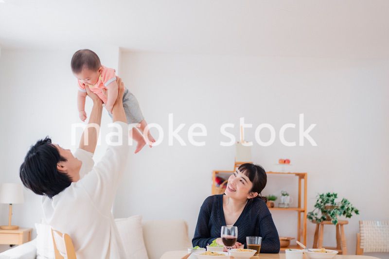 おうちで赤ちゃんのお世話をする夫婦