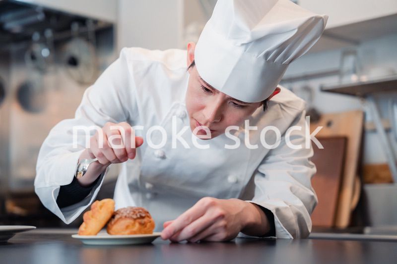 こだわりのスイーツを作るパティシエ