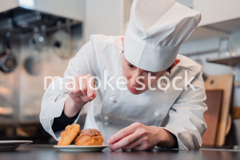こだわりのスイーツを作るパティシエ