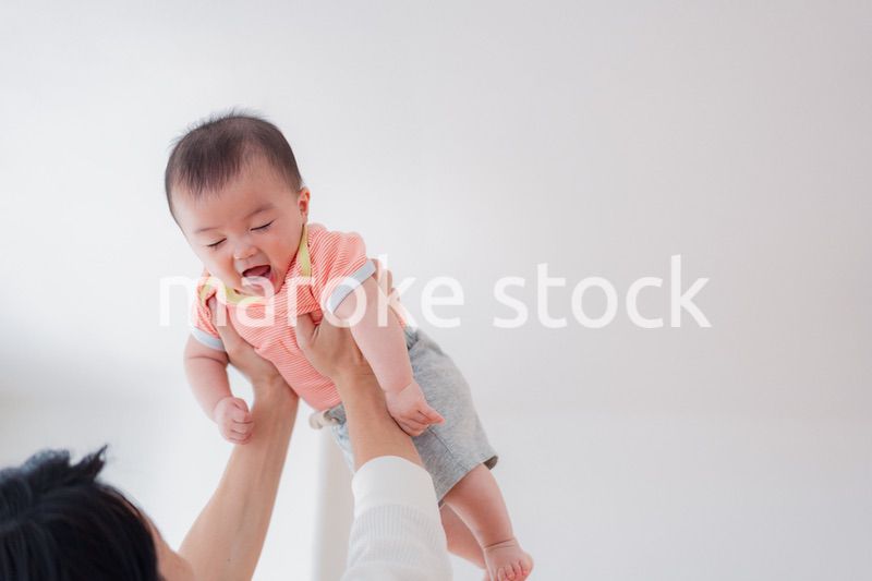 おうちで赤ちゃんのお世話をする夫婦