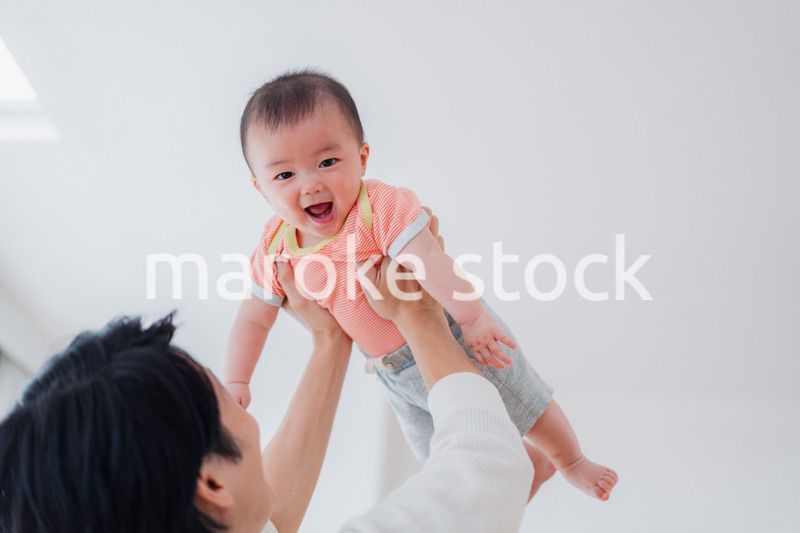 おうちで赤ちゃんのお世話をする夫婦