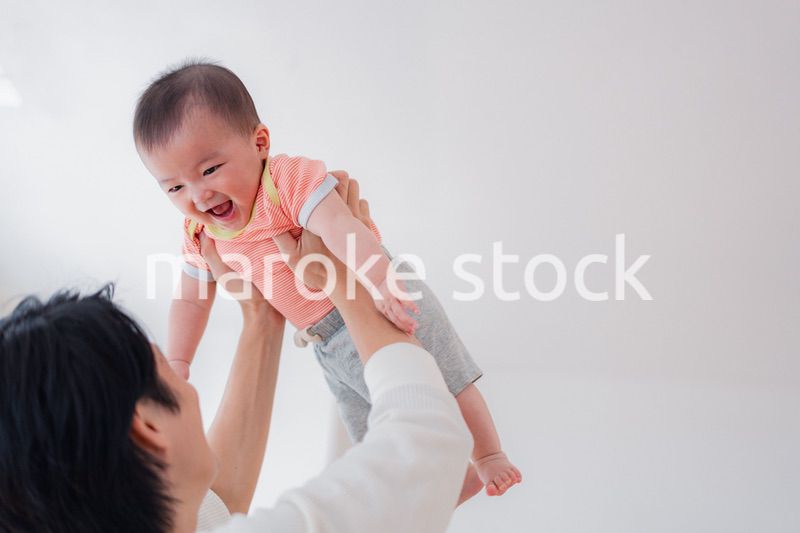 おうちで赤ちゃんのお世話をする夫婦