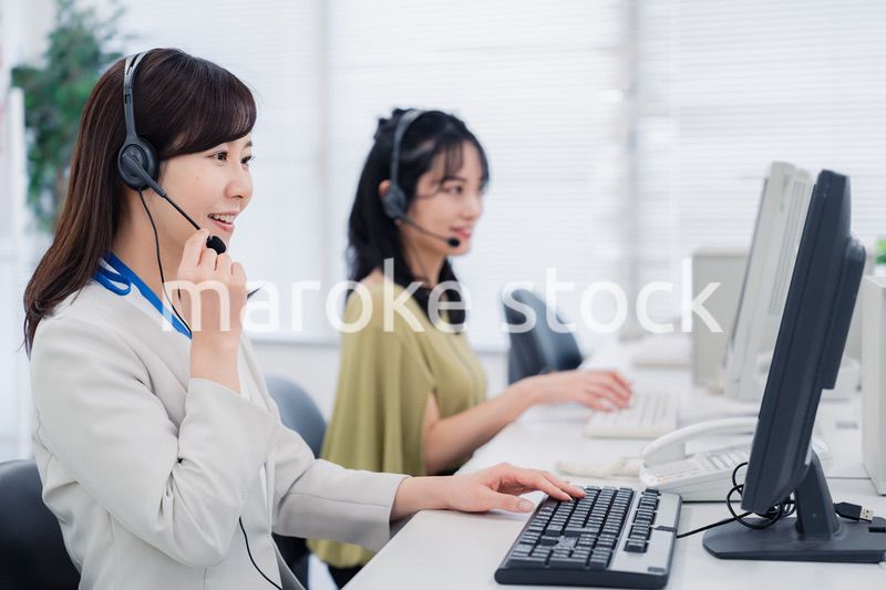 コールセンターでお客様対応をする女性