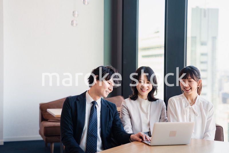 オフィスで働くビジネスパーソン