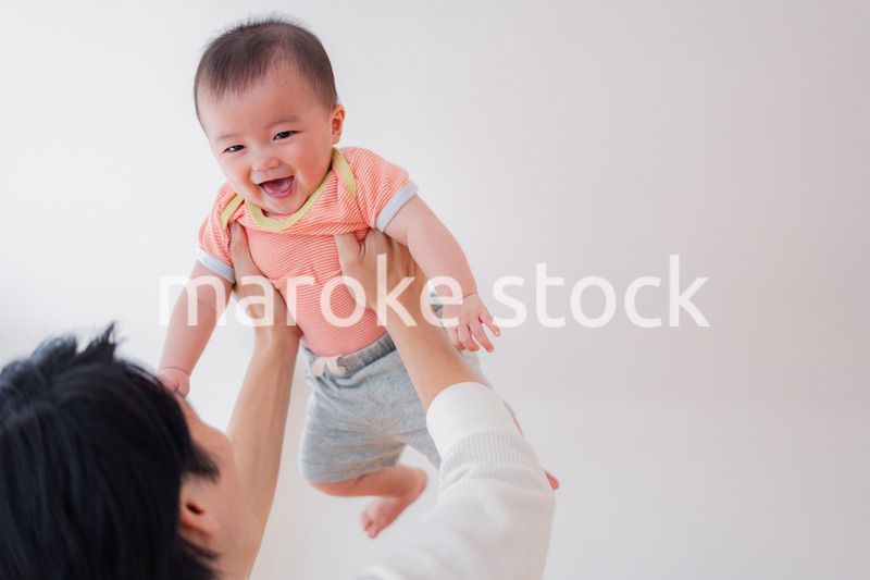 おうちで赤ちゃんのお世話をする夫婦