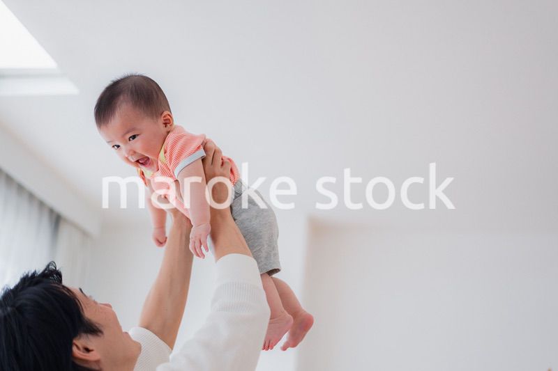 おうちで赤ちゃんのお世話をする夫婦