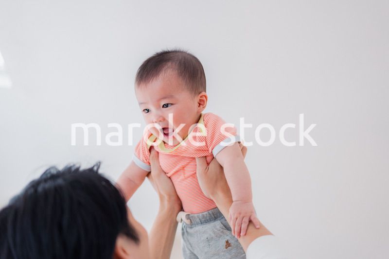 おうちで赤ちゃんのお世話をする夫婦