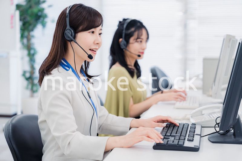 コールセンターでお客様対応をする女性
