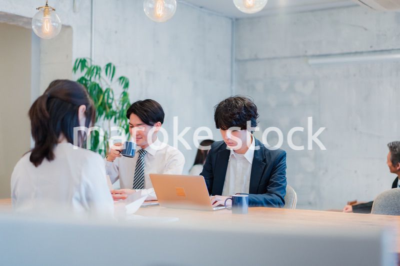 明るいオフィスに勤務をするビジネスパーソン