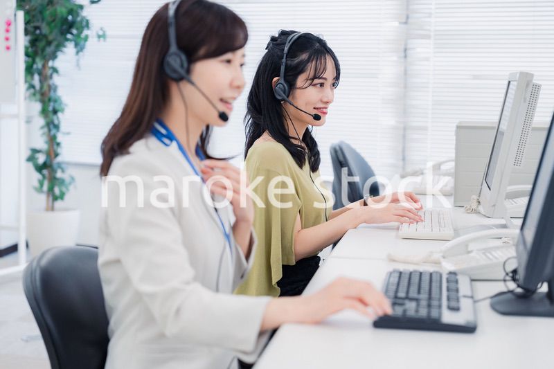 コールセンターでお客様対応をする女性
