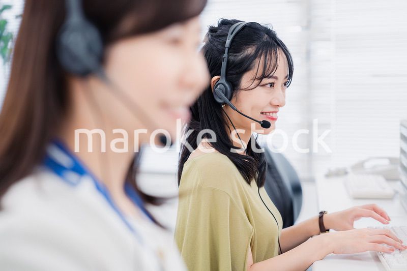 コールセンターでお客様対応をする女性