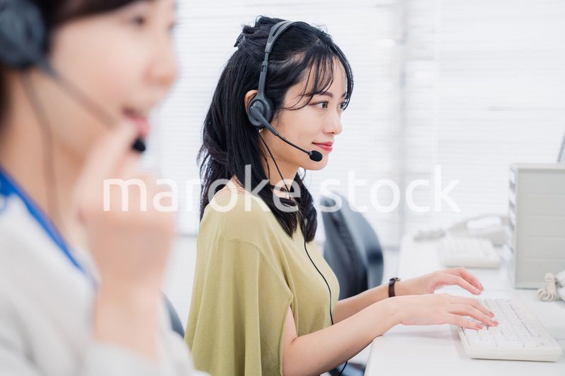 コールセンターでお客様対応をする女性