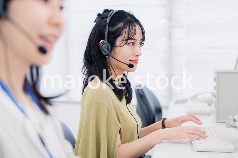コールセンターでお客様対応をする女性