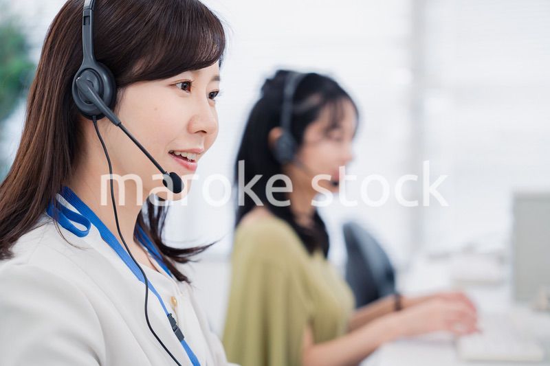 コールセンターでお客様対応をする女性