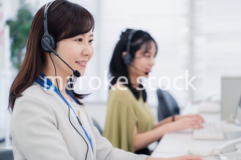 コールセンターでお客様対応をする女性