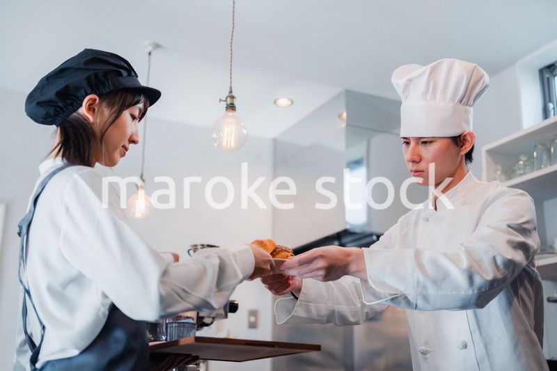 飲食店で楽しく働く男女のスタッフ