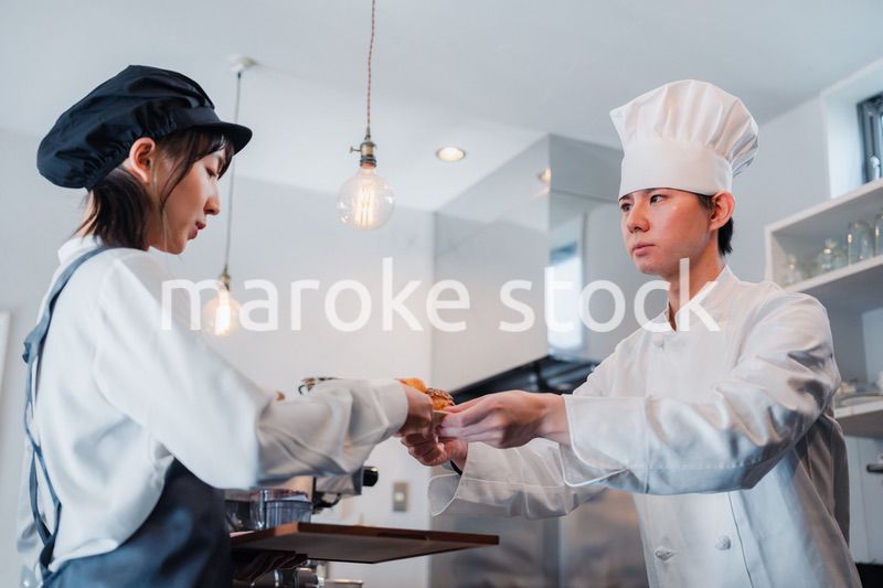 飲食店で楽しく働く男女のスタッフ