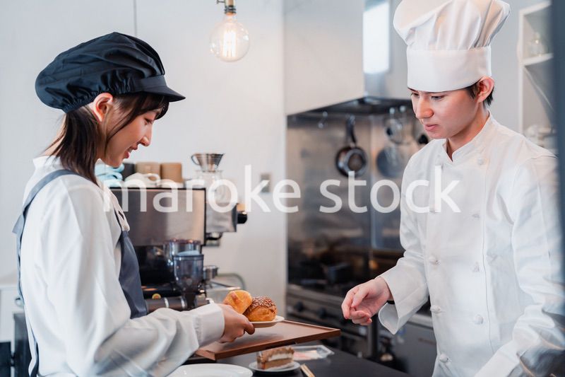 飲食店で楽しく働く男女のスタッフ