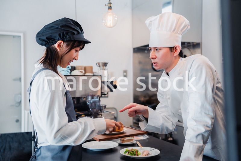 飲食店で楽しく働く男女のスタッフ
