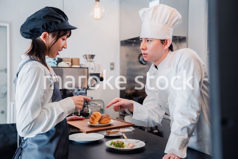 飲食店で楽しく働く男女のスタッフ