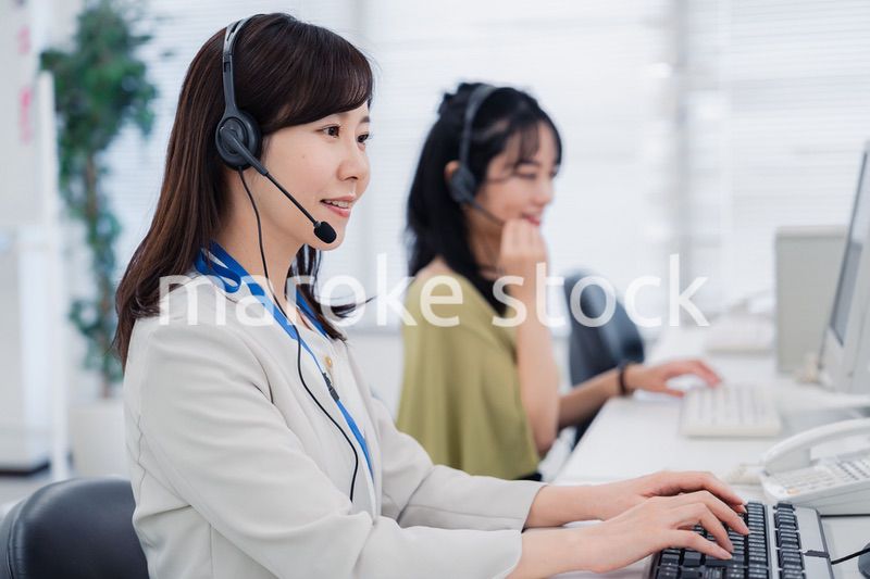 コールセンターでお客様対応をする女性