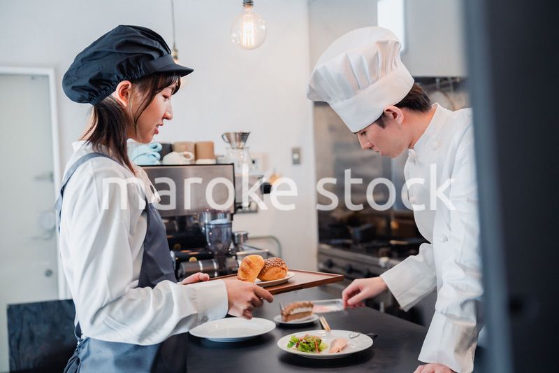 飲食店で楽しく働く男女のスタッフ