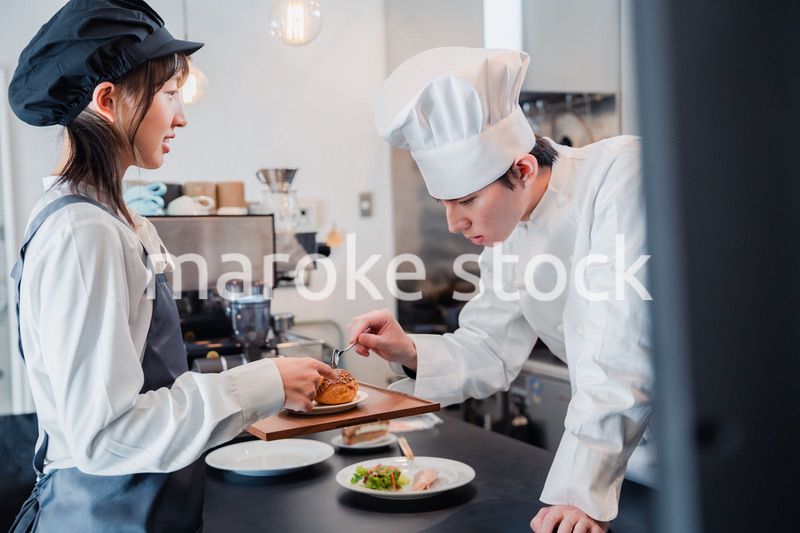 飲食店で楽しく働く男女のスタッフ