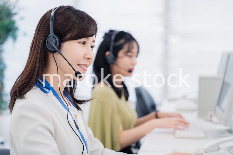 コールセンターでお客様対応をする女性