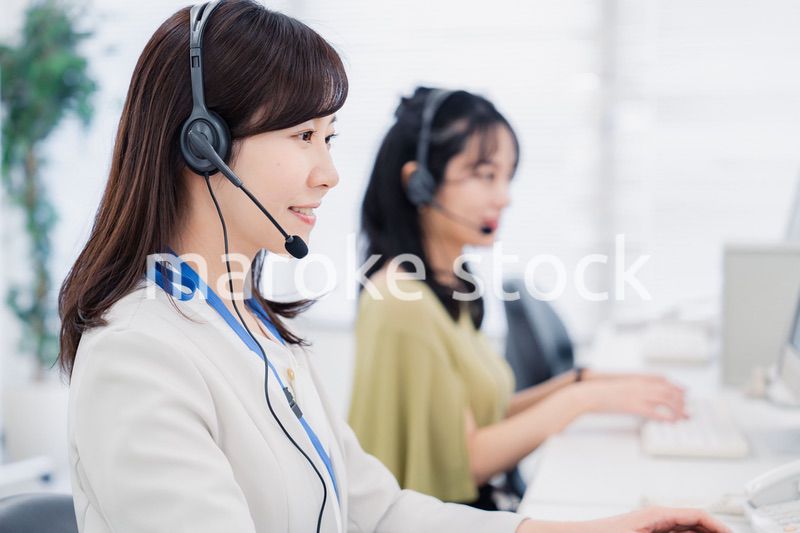 コールセンターでお客様対応をする女性