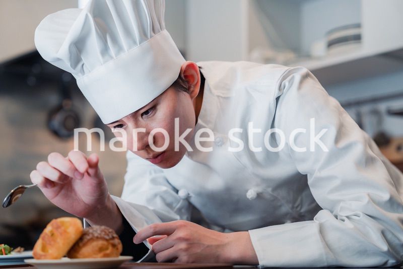 こだわりのスイーツを作るパティシエ