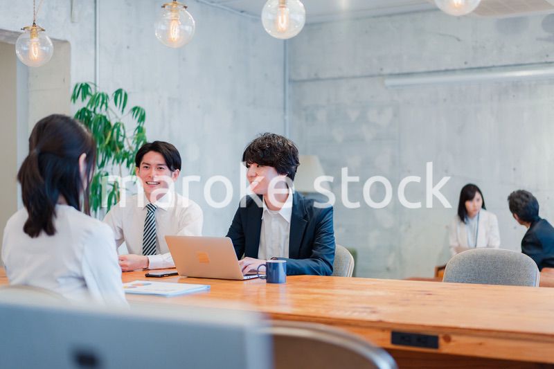 明るいオフィスに勤務をするビジネスパーソン