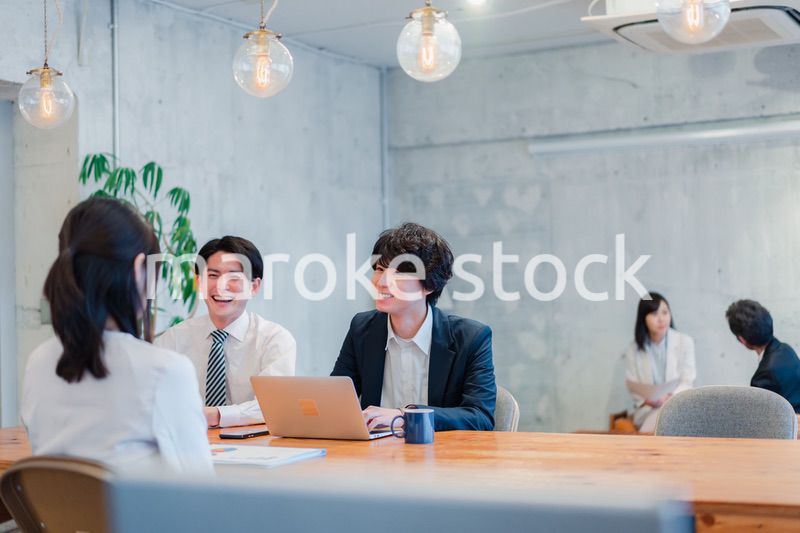 明るいオフィスに勤務をするビジネスパーソン