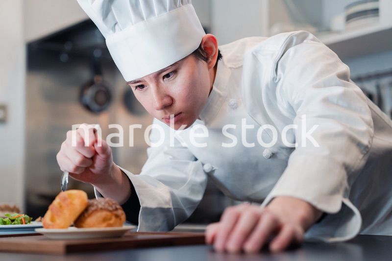 こだわりのスイーツを作るパティシエ