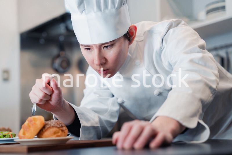 こだわりのスイーツを作るパティシエ