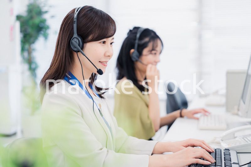 コールセンターでお客様対応をする女性