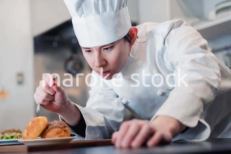 こだわりのスイーツを作るパティシエ