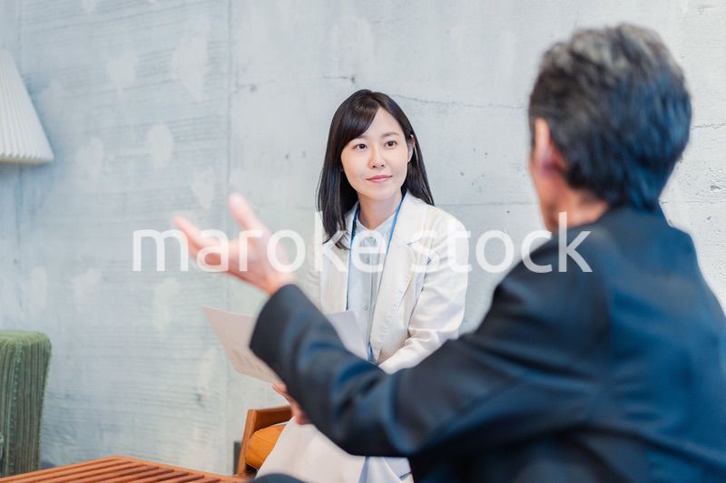 ビジネスマンに保険の勧誘をする営業の女性