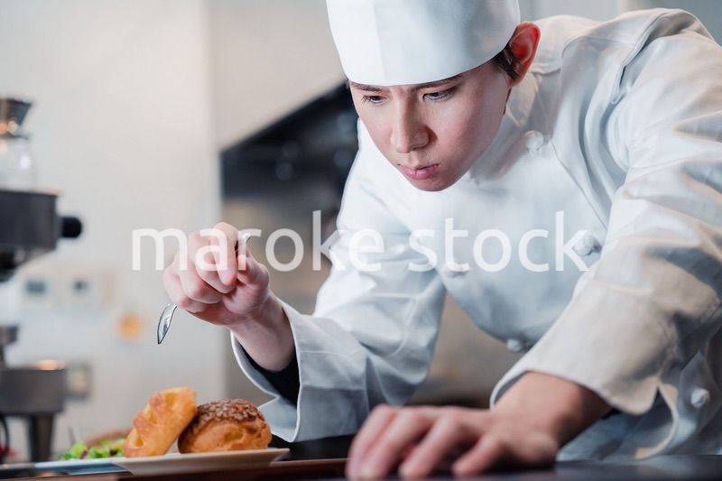 こだわりのスイーツを作るパティシエ