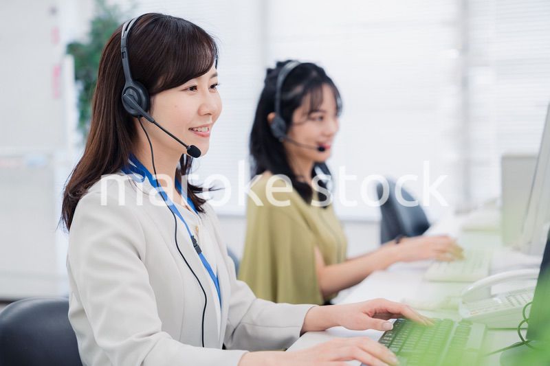 コールセンターでお客様対応をする女性